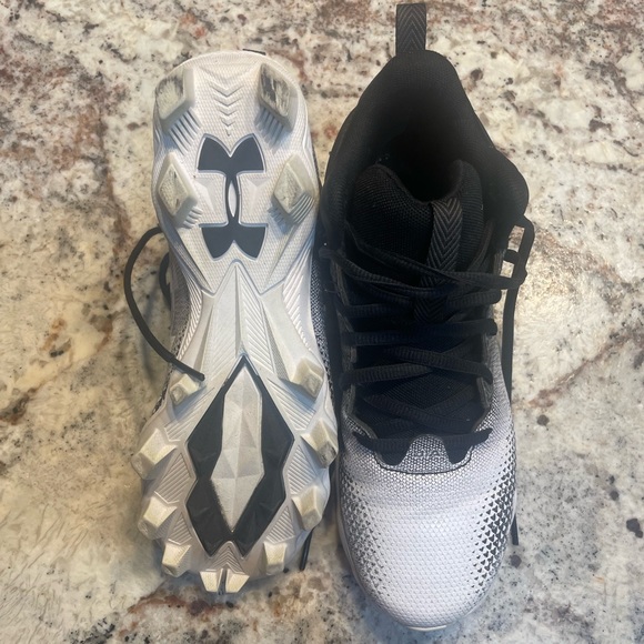 Youth Under Armour Cleats Sz 5Y - Picture 3 of 5